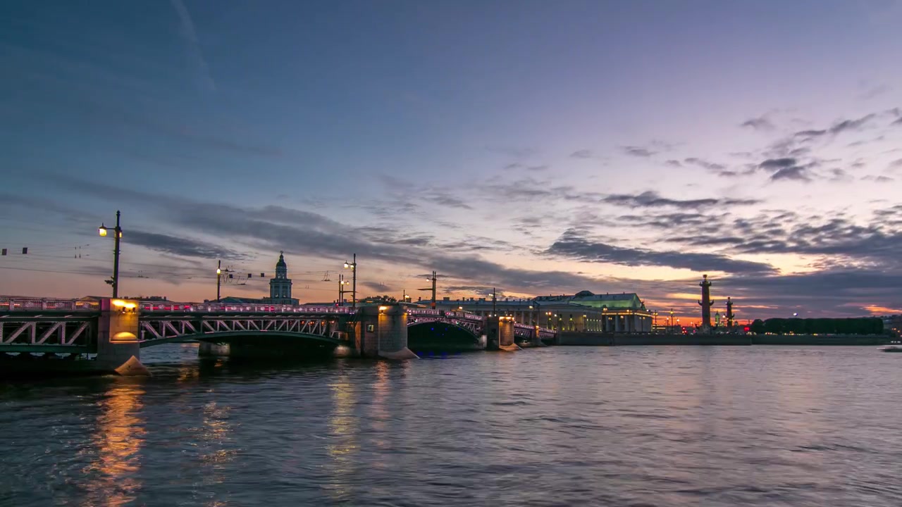 Traffico in Piazza Birzhevaya dopo il tramonto, timelapse della transizione dal giorno alla notte, specchio d'acqua, riflessi, Ponte Birzhevoy, Dvorcovy, Ponte del Palazzo, Edificio della Borsa, Colonne Rostrali. Russia, San Pietroburgo.
