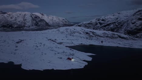 Luftaufnahme-Der-Schönen-Landschaft-Des-Schneebedeckten-Berges-Norwegens-Im-Winter