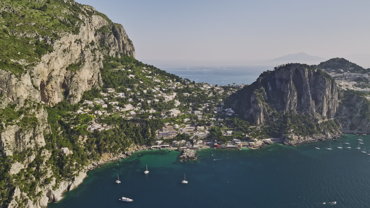 카프리 (이탈리아) v3 공중에서 숨을 쉬는 풍경 드론 플라이오버 바다를 포착하여 극적인 거친 절벽과 럭셔리 절벽 리조트 마을의 해안 섬 풍경을 여름에 - mavic 3 cine로 촬영 - 2023 년 5 월