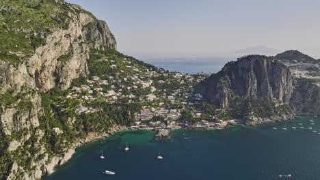 capri italia aérea v3 vista impresionante sobrevuelo de drones mar capturando el paisaje de la isla costera de dramáticos acantilados escarpados y lujosas ciudades turísticas a orillas de acantilados en verano - filmado con mavic 3 cine - mayo 2023