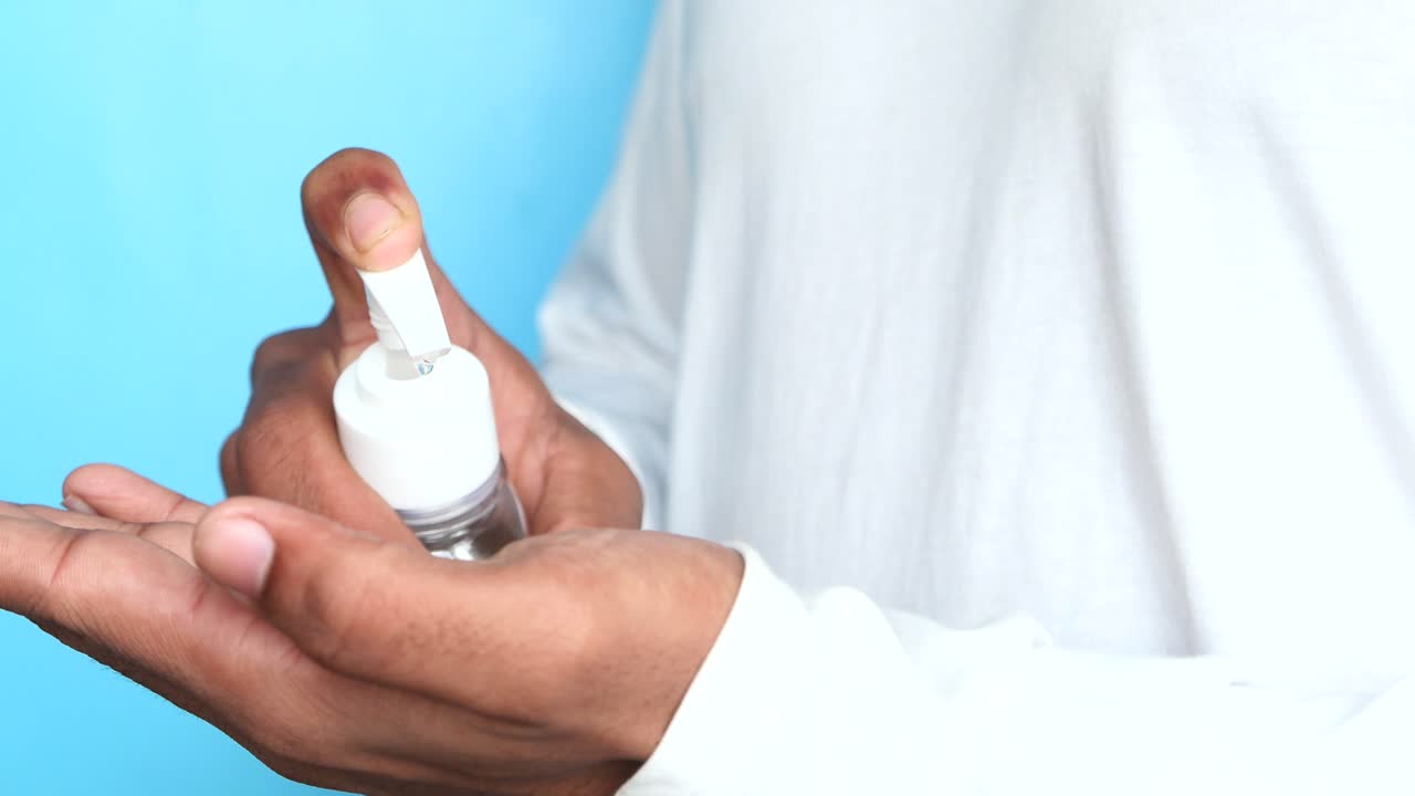 persona que aplica desinfectante para las manos