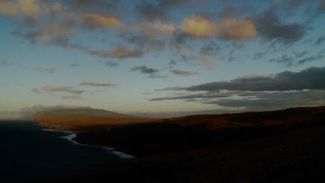 Schöne-Wolken-Im-Zeitraffer-Fließen-über-Steile-Klippen-In-Hawaii-1