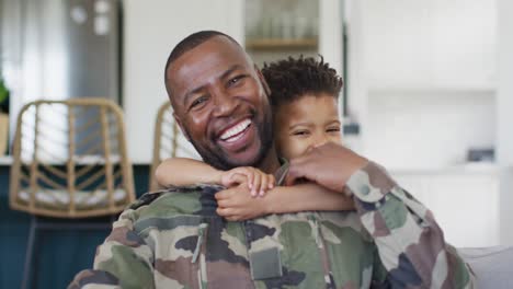 retrato de un feliz padre afroamericano y su hijo abrazándose