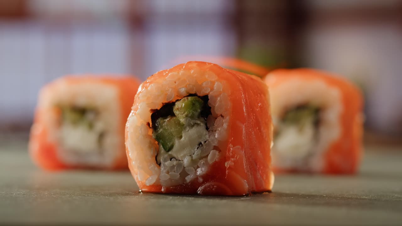 rollo de sushi salmón