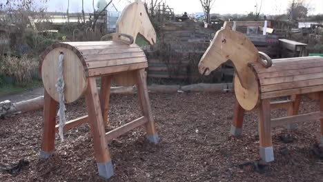 dos caballos de madera en un patio de recreo en un jardín en tempelhof aiport berlin neukoelln alemania 30 fps hd 5 segundos