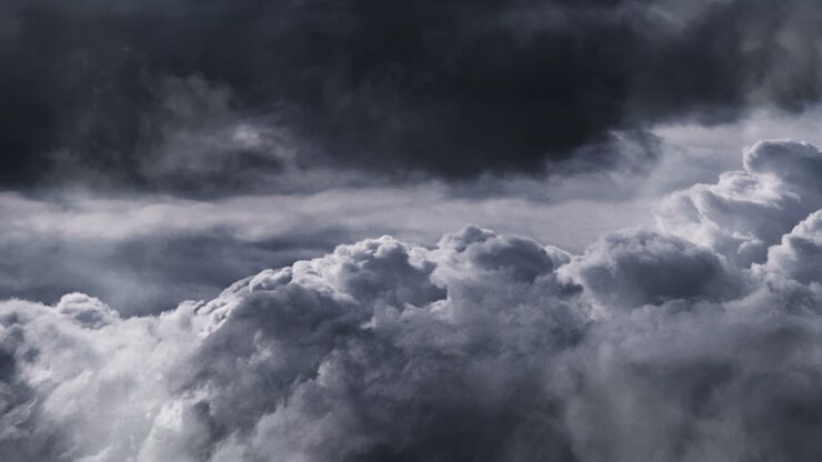 spessi cumuli grigi si stanno avvicinando, punto di vista