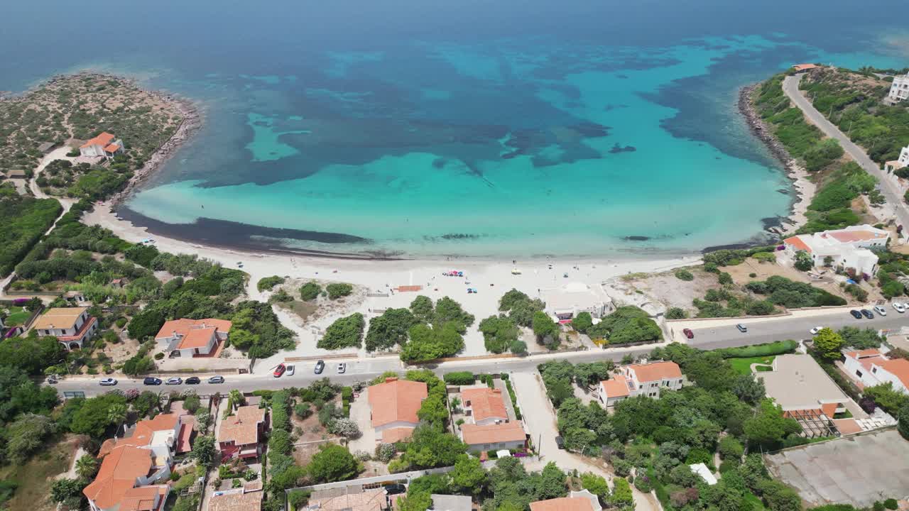 playa de sotto torre en el pueblo costero de calasetta, cerdeña, italia - panorámica aérea de 4k