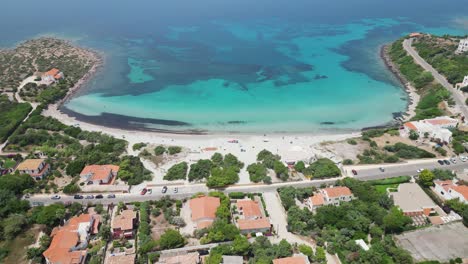 Playa-De-Sotto-Torre-En-El-Pueblo-Costero-De-Calasetta,-Cerdeña,-Italia---Panorámica-Aérea-De-4k