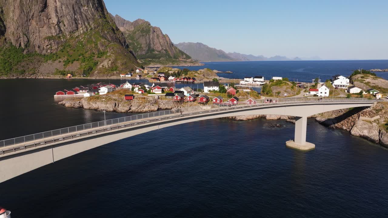 드론이 전통적인 레드 로버 캐비 위에서 습니다.