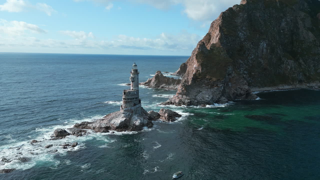 vista aérea del faro en la costa rocosa