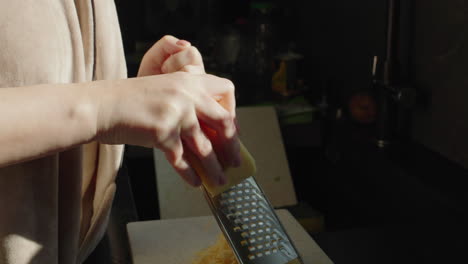 mujer rastrillando queso
