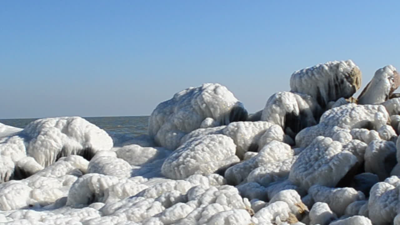IJs op een strand. Winter en zee