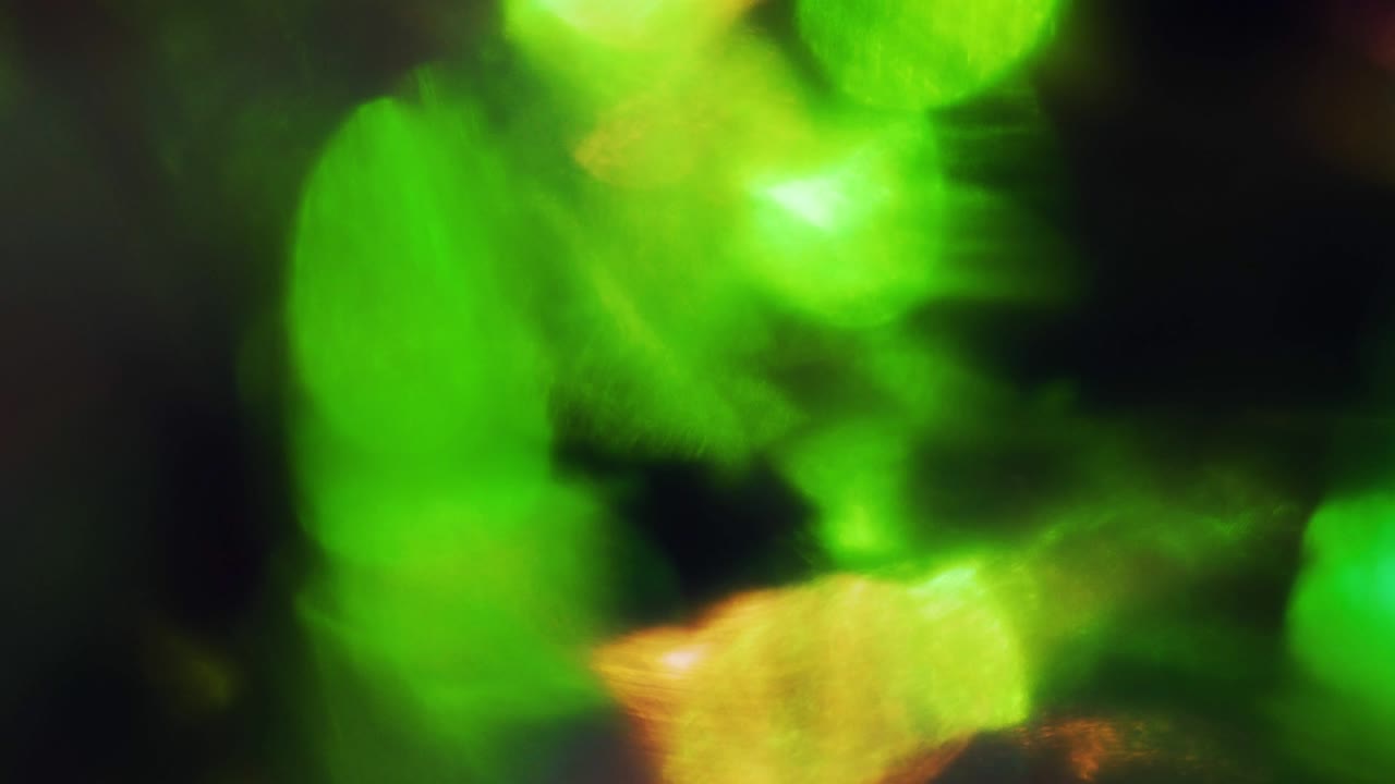 elementos fantásticos multicolores parpadeando en la oscuridad. fugas de luz para el efecto de superposición.