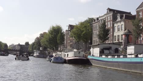 Fahren-Hinter-Einem-Schiff-Auf-Einer-Berühmten-Bootsfahrt-In-Amsterdam,-Niederlande