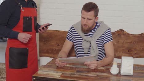 escena de restaurante: camarero y cliente interactuando