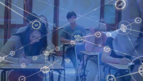 animación de una red de iconos digitales sobre diversos estudiantes universitarios que estudian en clase en la universidad