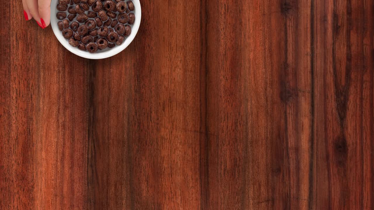 ofreciendo anillos de cereales de chocolate con leche