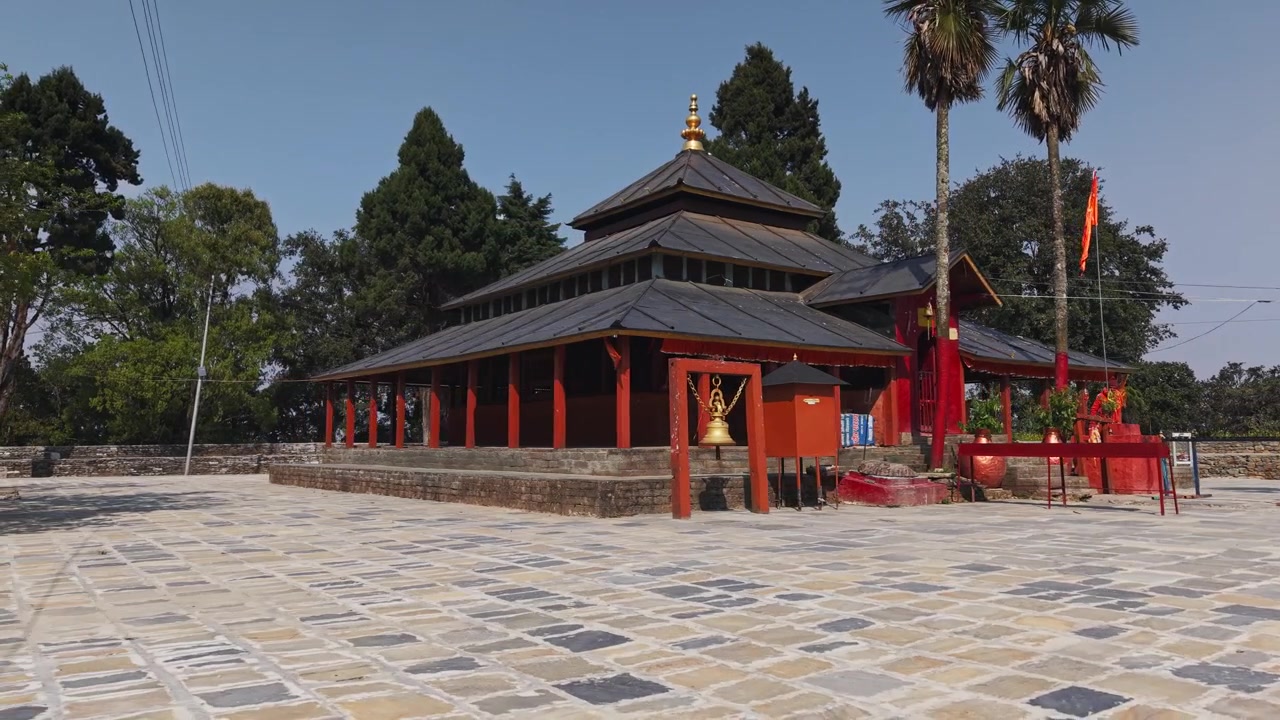 Gulmi, Nepal'de Resunga Tapınağı'nın mimarisini, doğal manzarasını ve yamaç ortamını vurgulayan görüntüleri.