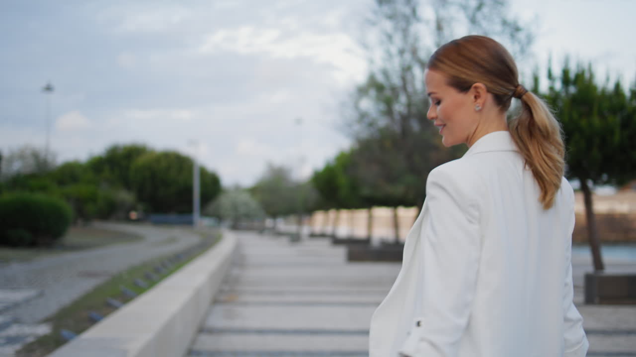 멋진 여자가 저녁에 혼자 거리를 고, 즐거운 여자가 시내 산책에서 유혹한다.