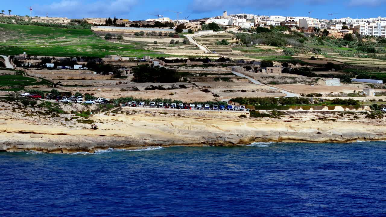 Vista panoramica della costa di Gozo, Malta, in una giornata di sole con fascino marittimo