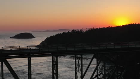 Enge-Luftaufnahme-Der-Deception-Pass-Bridge-Ohne-Autos-Und-Ohne-Fußgänger