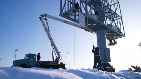 instalación de carteles publicitarios en invierno