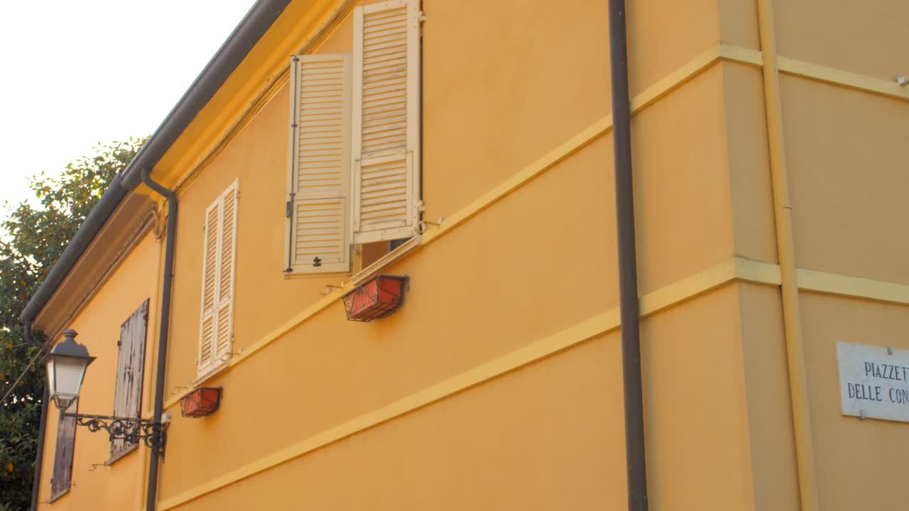 toma en ángulo bajo del edificio de arquitectura del centro histórico en el casco antiguo de cesenatico, italia durante el día