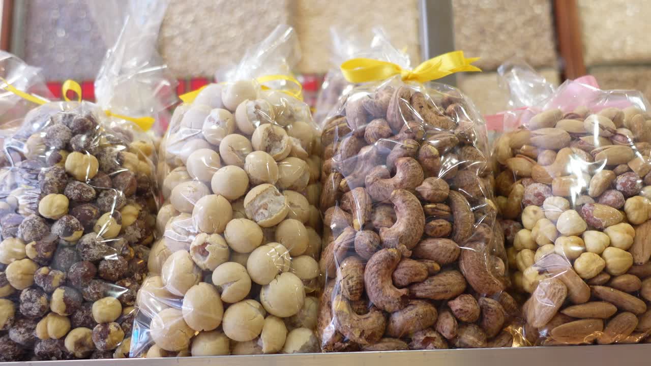 플라스틱 봉투에 넣은 다양한 견과류