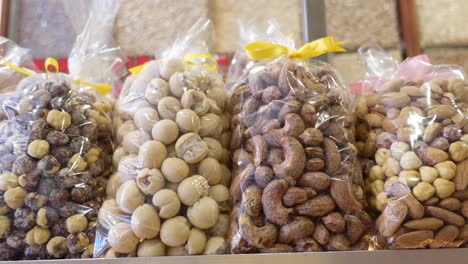 frutos secos en bolsas de plástico