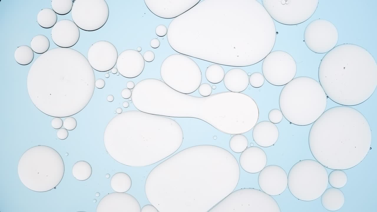 희미한 회색의 다양한 크기의 은 거품이 둥근 모양을 취합니다.