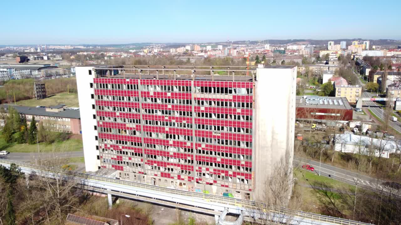 ventanas en ruinas del edificio abandonado del pentágono de ostrava en privoz, república checa