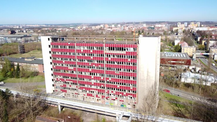 Finestre Fatiscenti dell'Edificio Abbandonato Ostrava Pentagon a Privoz, Repubblica Ceca