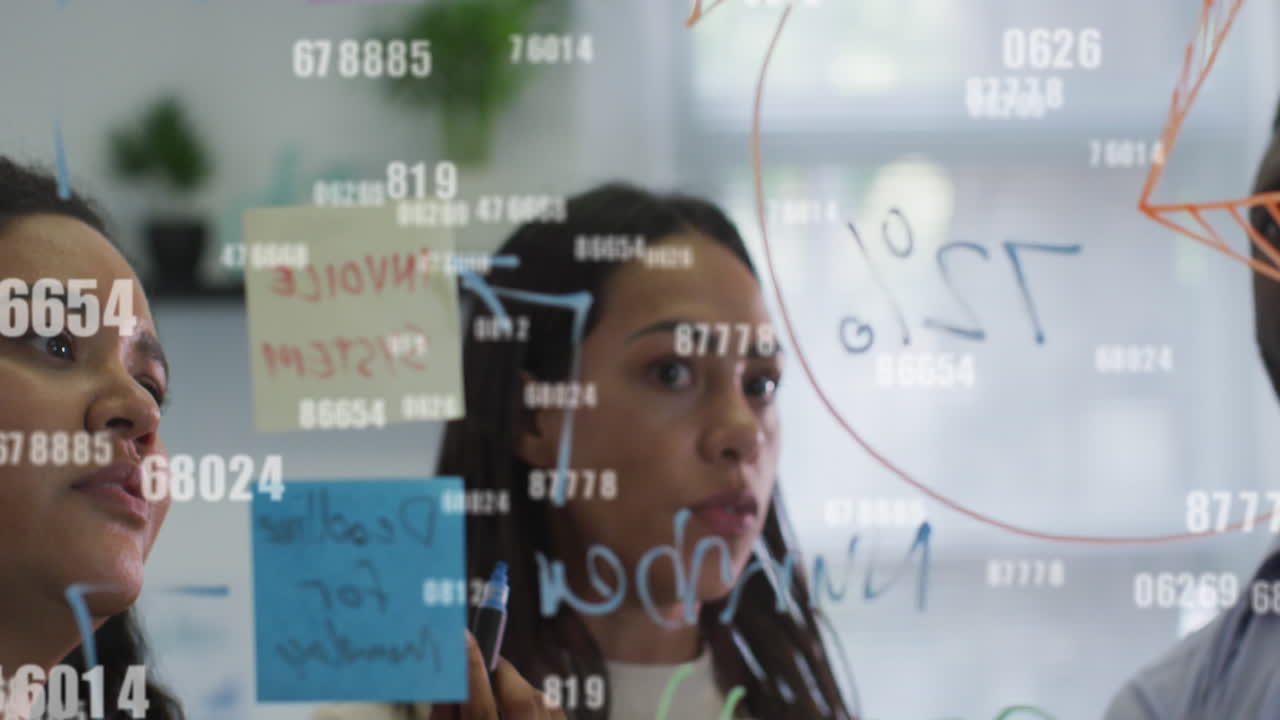 animación de números y procesamiento de datos sobre diversas personas de negocios en la oficina