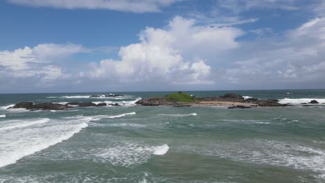 Meereswellen-Am-Strand-Von-Sawtell-Unter-Blauem-Himmel-Mit-Wolken---Sawtell,-Sydney,-NSW,-Australien