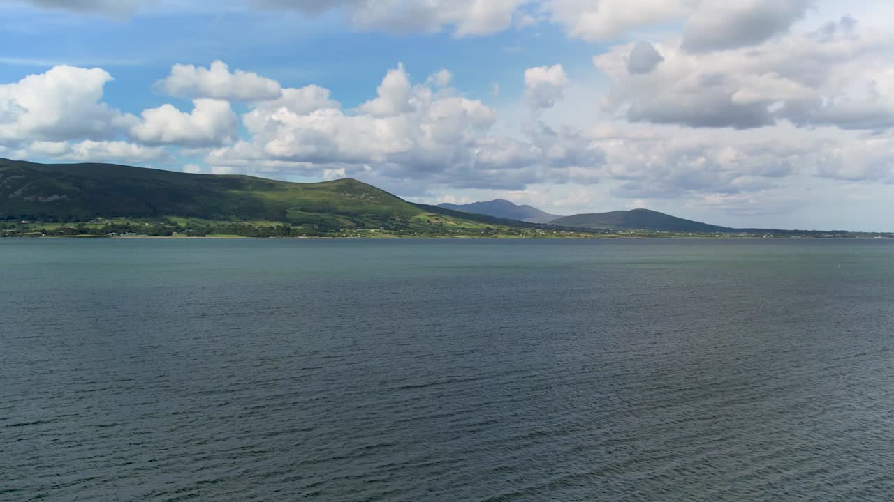 ni가 북쪽에서 co를 향해 내려다보고 있는 국경의 칼링포드 호수