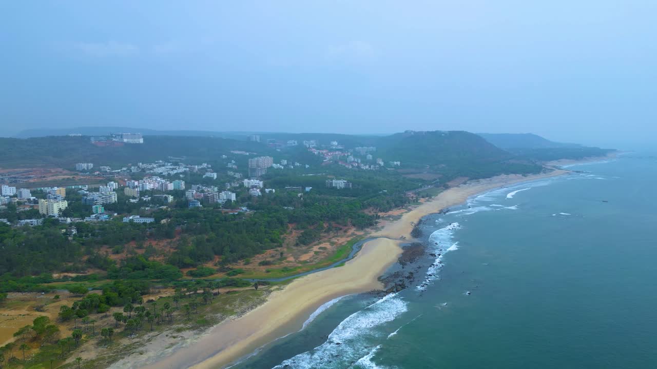 la playa de rushikonda vista aérea de visakhapatnam