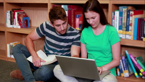 Students-working-together--on-laptop-