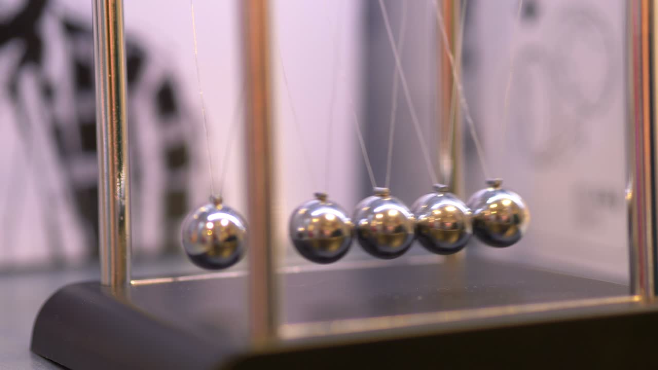 4k 느린 동작 60fps에서 금속 구를 흔들고 있는 진동기