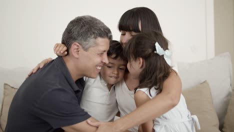 padres felices pareja y dos lindos niños felices