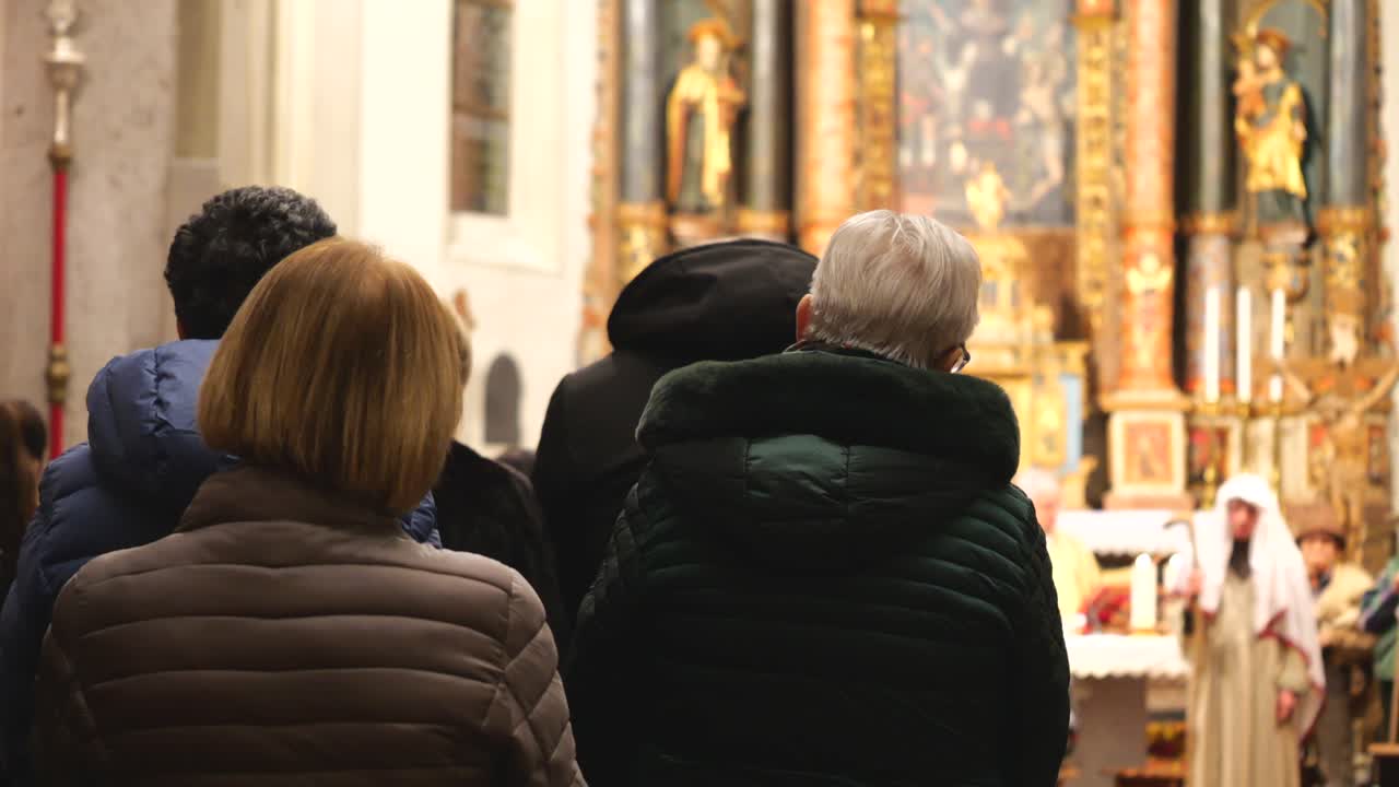 의식 중에 교회에 서 있는 사람들