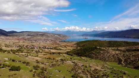 Paradiesische-Berglandschaft-Mit-Dörfern-Am-Ufer-Des-Prespa-Sees-Und-Wunderschönem-Himmelshintergrund-Mit-Weißen-Wolken