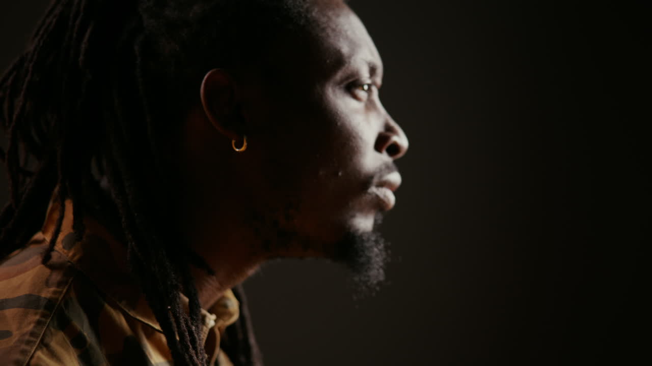 стильный мужской модель действует удивленный и пораженный видом