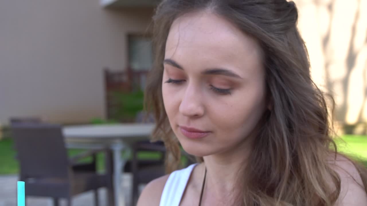 hermosa chica bebe un cóctel de arco iris