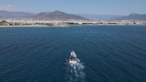Barco-De-Pesca-Atraca-En-El-Puerto