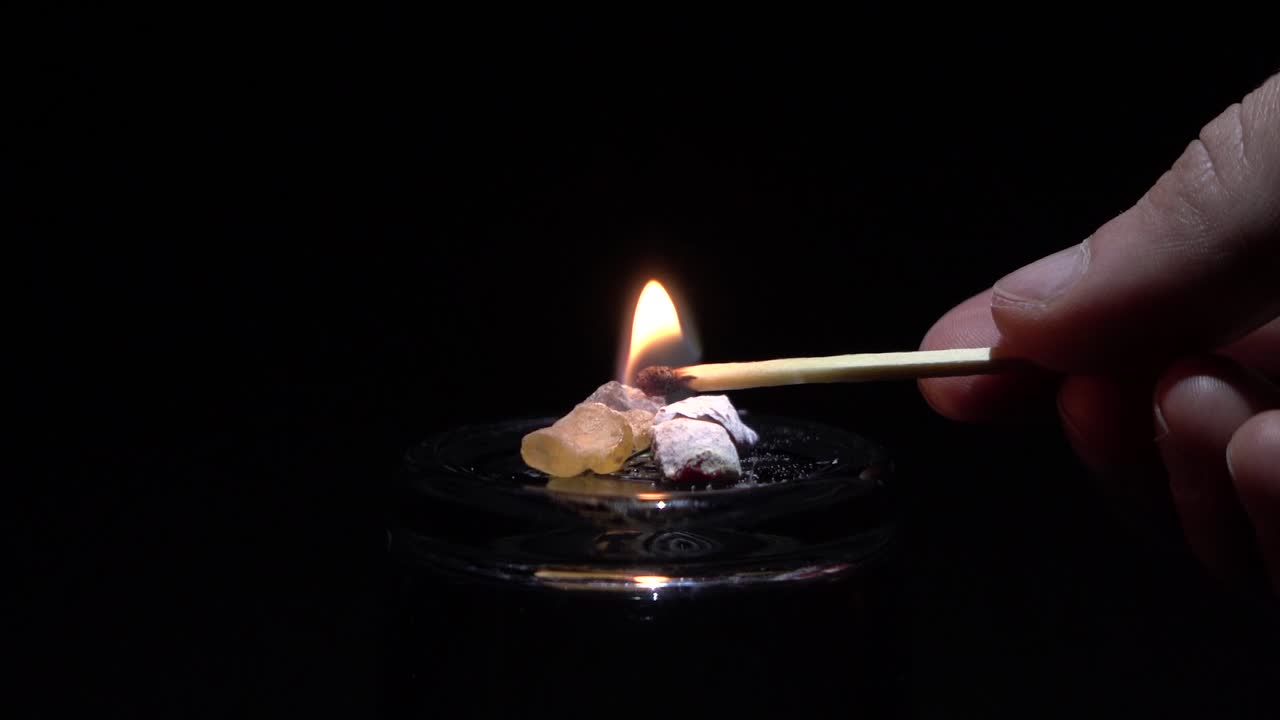 유리 바닥에 타는 향