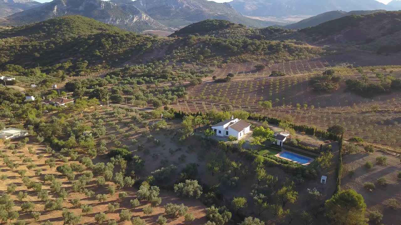 cortijo español tradicional en medio de tierras de cultivo en verano en el campo de málaga, españa
