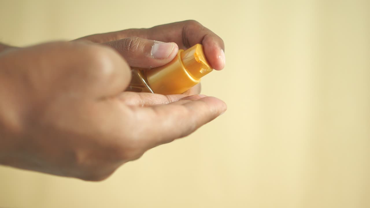 aplicación de productos para el cuidado de la piel de color dorado