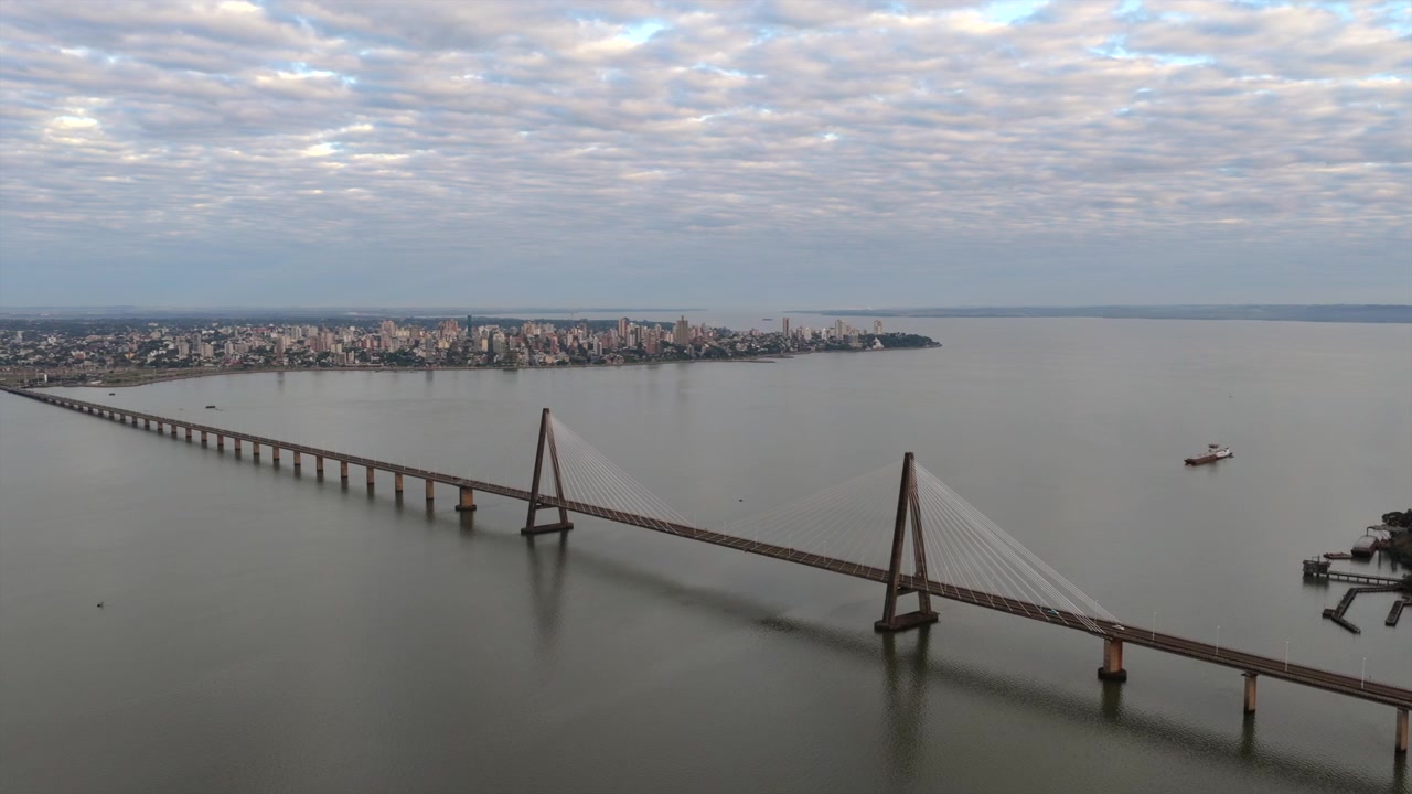 Ampia ripresa aerea cinematografica di un importante valico di frontiera sudamericano sul fiume Paraná.