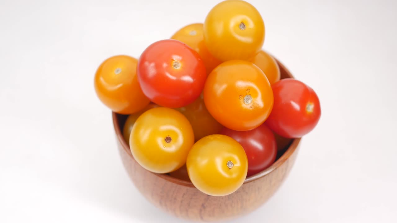 나무 그 에 있는 다채로운 체리 토마토