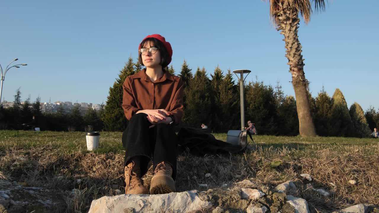 mujer descansando en el parque